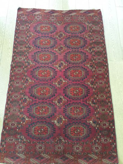 null Wool carpet with geometric decoration on a raspberry background

193 x 120 ...