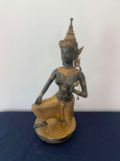 null Lot of two crouching dancers. 

Metal with brown and golden patina. 

Thailand,...