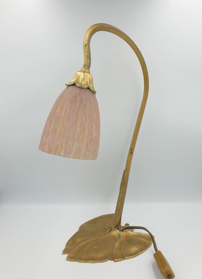 null Lamp of living room of floral form, the foot out of gilded metal, globe out...