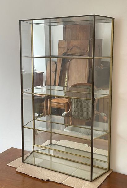 null Wall-mounted gilded metal showcase with four shelves, mirror back

85 x 55 x...