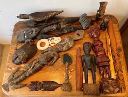 null Modern African and Oceanian art lot including : 

- Wooden headrest in the shape...