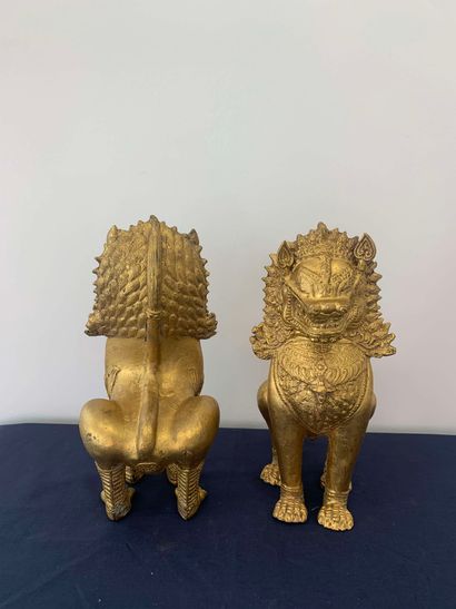 null Pair of seated dogs of Fô 

Gilded metal. 

Thailand, 20th century 

H. 27,5...