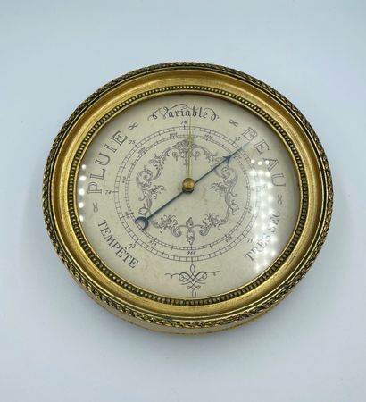 null Barometer with circular dial in wood and gilded stucco 

Diameter 23 cm