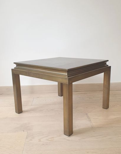 null Small square coffee table, base in gilded metal and top in eglomerate glass.

36...