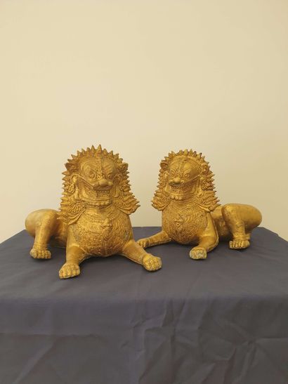 null Pair of gilded metal recumbent Noh dogs.

Thailand, second half of the 20th...