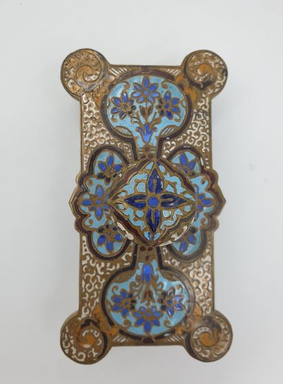 null Metal stamp with floral decoration of polychrome cloisonné enamel

5 x 10,5...