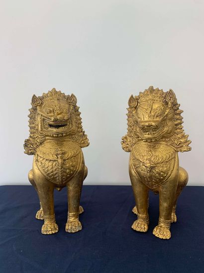 null Pair of seated dogs of Fô 

Gilded metal. 

Thailand, 20th century 

H. 27,5...