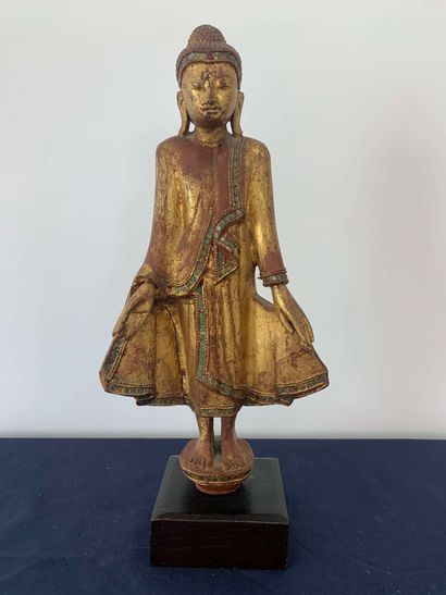 null Statuette representing standing Buddha taking the earth as a witness. 

Polychrome...