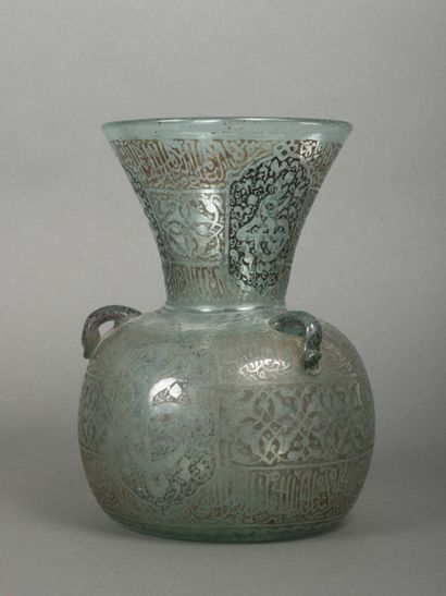 null Lampe de mosquée à trois anses en verre verdâtre. Syrie. Art ottoman. XIXe siècle....