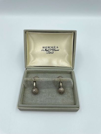 null HERMES :

Paire de boutons de manchette "balle de golf" en argent (925), signés.

Poids...