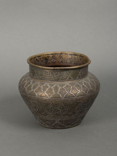 null Vase en métal ciselé à décor de motifs orientaux et écritures. H. 15 cm, diam....