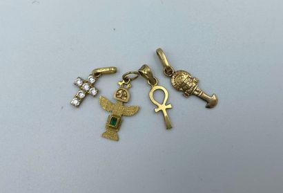 null 
Quatre petits pendentifs en or jaune 14 carats (585) : croix Ankh, croix pavée...