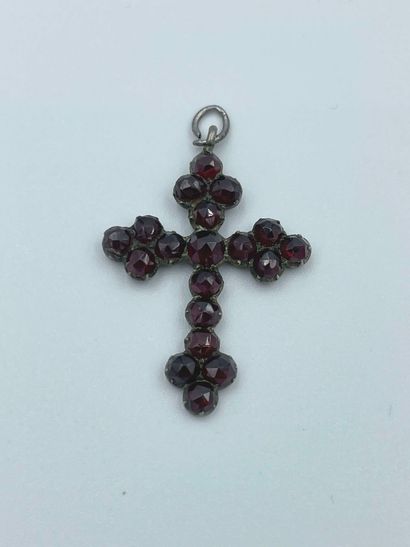 null Pendentif croix en argent (925 ) orné de cabochons de grenat. 

Poids brut :...