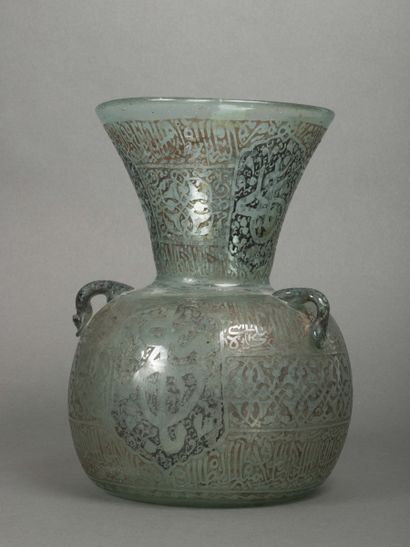 null Lampe de mosquée à trois anses en verre verdâtre. Syrie. Art ottoman. XIXe siècle....