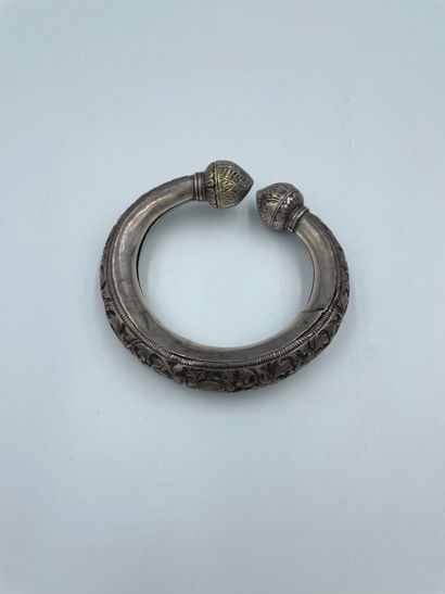 null Bracelet de pied en argent (800 millièmes) ciselé à décor végétal stylisé.
Travail...