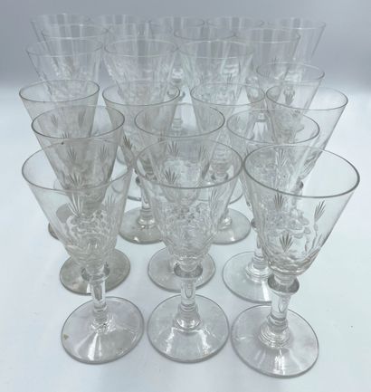 null BACCARAT :
Partie de service en cristal taillé comprenant :
- 11 verres à eau
-...