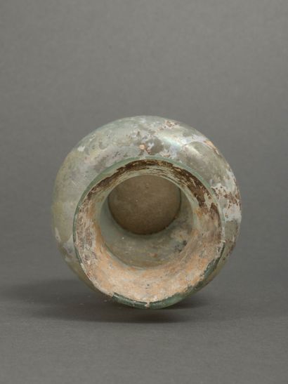 null Petit vase en verre irisé
H : 10 cm
Travail romain du IIe ou IIIe siècle
Expert...