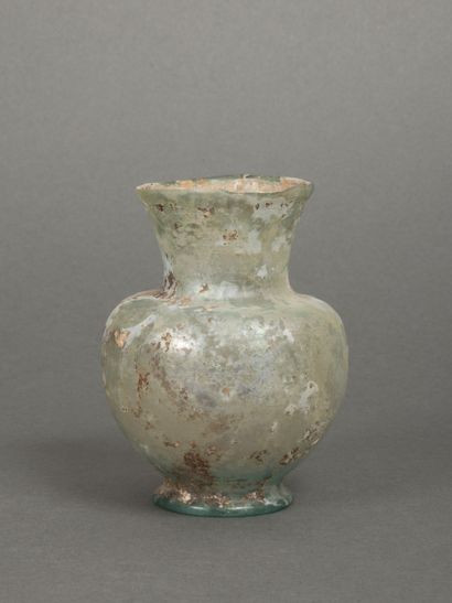 null Petit vase en verre irisé
H : 10 cm
Travail romain du IIe ou IIIe siècle
Expert...