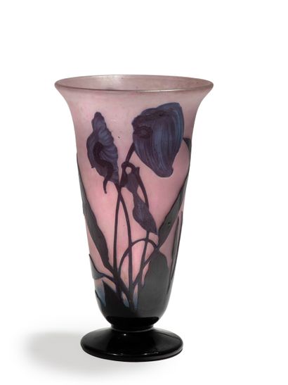 A. DELATTE, à Nancy :
Vase tulipe sur piédouche...