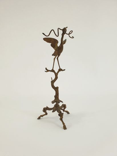 null Sujet en bronze à patine dorée représentant une grue sur une branche tenant...