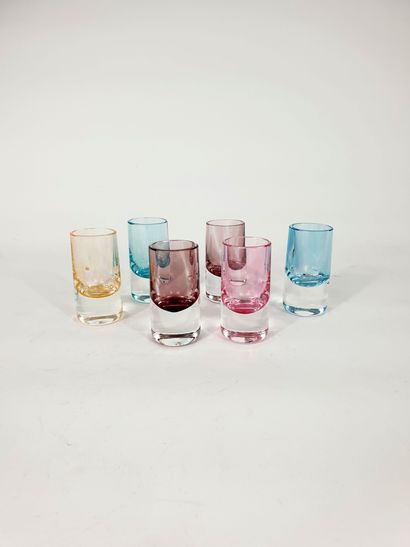 null Ensemble de six verres à liqueur en verre de couleur