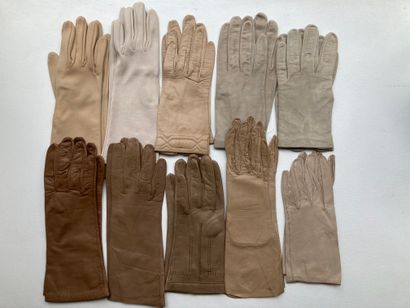 Lot de 10 paires de gants comprenant : huit...