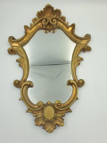 null Small gilded stucco mirror with scrolls and acanthus leaves. 
20th century
41...