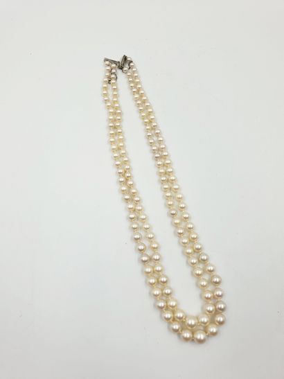 null Double strand cultured pearl necklace with 18k white gold clasp
L. 42 cm approx.
Gross...