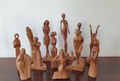 null Set of twelve carved wood pieces. 20th century
(small accidents)