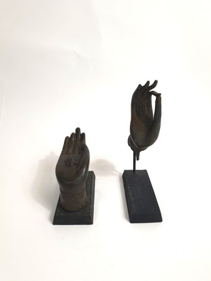 null Two Buddha hands in patinated metal.
H. 25 and 8 cm with base
