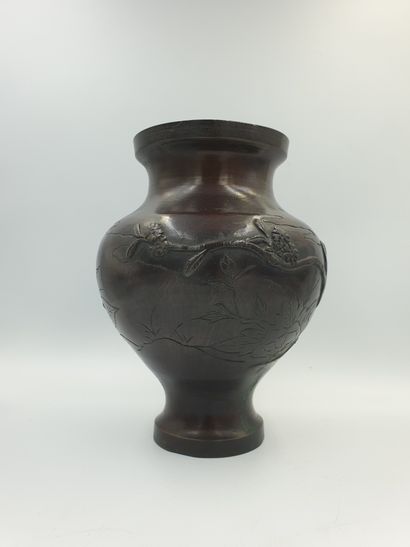 null Egg-shaped patinated bronze vase decorated with flowers and birds.
China, 20th...