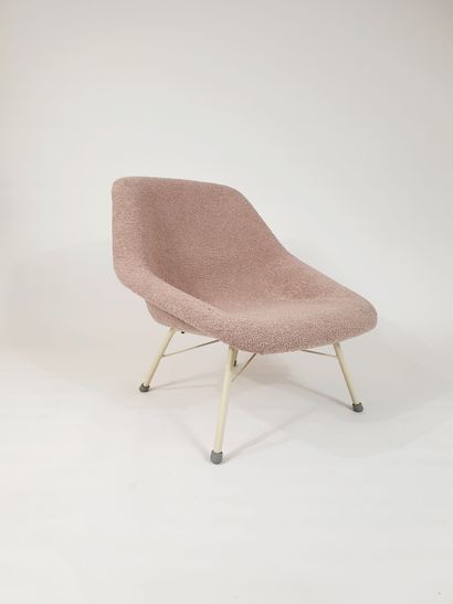null Miroslav NAVRATIL (1913-1999) éd. TON : 
Lounge armchair upholstered in pale...