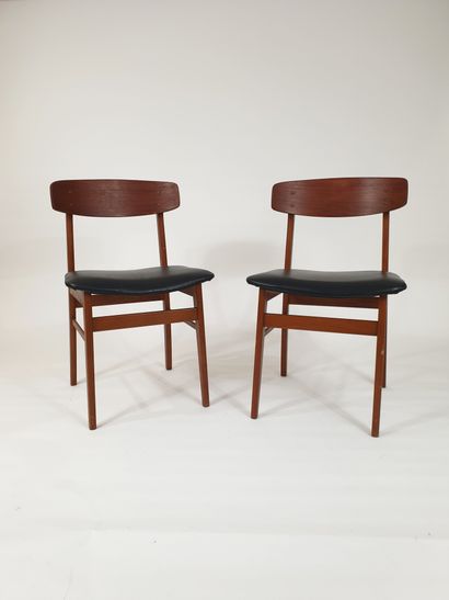 null Pair of Farstup Mobel chairs, model 217 in stained natural wood
Denmark, 1960s
79...