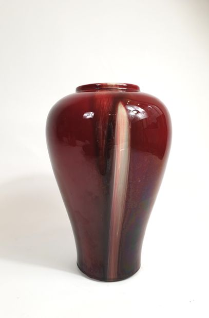 null Shaded oxblood glazed ceramic vase
20th century
H. 38 cm
