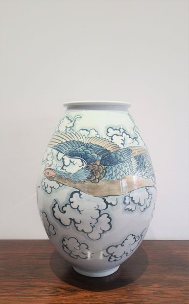 null Polychrome enamelled porcelain ovoid vase with crane decoration
Japan 20th century
H....