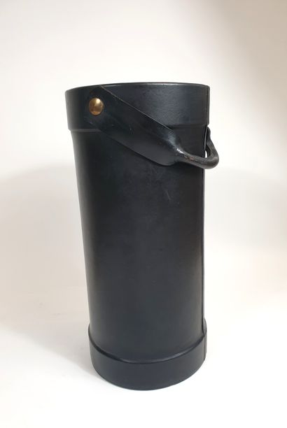 null Leather-covered umbrella stand with handle
H. 51 cm, diam. 25 cm
(Wear)