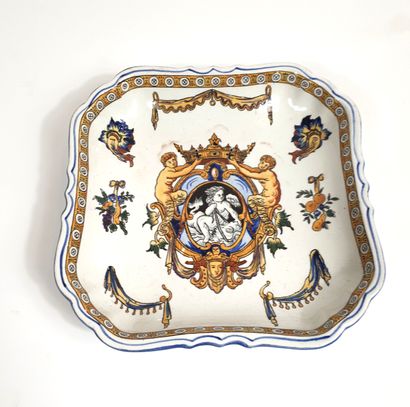 null GIEN, square bowl with scalloped edges and Renaissance decoration
Signed
20...