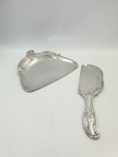 Scoop and crumb-collector in silver-plated...