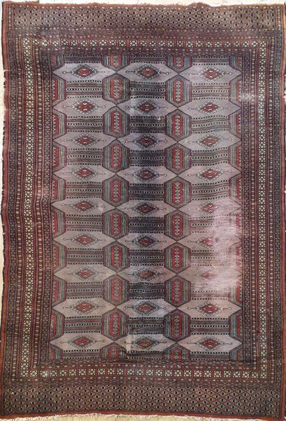 null Knotted wool rug with geometrical decoration 
20th century work
186 x 127 cm...