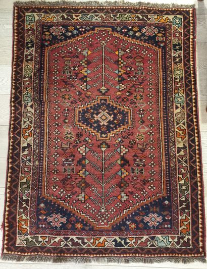null Wool carpet with geometric design
150 x 115 cm