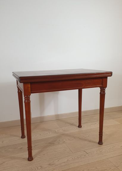 null Rectangular shutter table in mahogany and mahogany veneer. Straight waistband,...