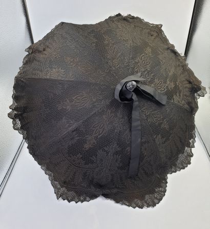 null Black silk and lace parasol, black-stained wooden handle
L. 77 cm, diam. 50...