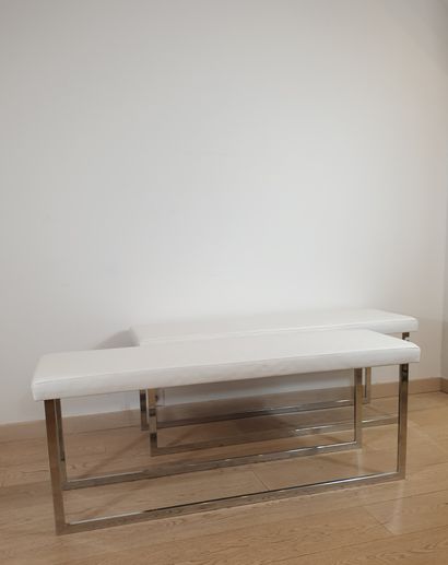 null Two chrome-plated metal frame benches upholstered in white imitation leather
130...