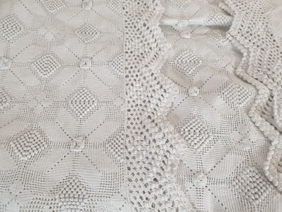 null White cotton crochet bedspread with rich star pattern
190 x 200 cm