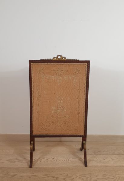 null Fire screen, carved and gilded wood frame with ribboned knot decoration
20th...