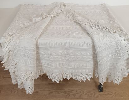 null White cotton crocheted bedspread with rich openwork design
230 x 200 cm