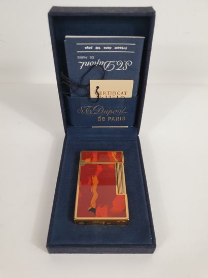 null DUPONT, Gilt metal and Chinese lacquer lighter.
In box with papers
6 x 3.5 x...