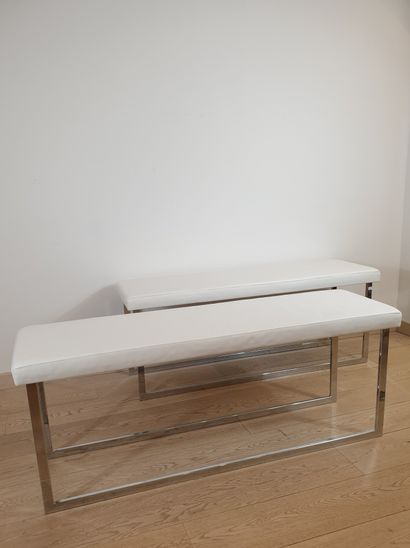 null Two chrome-plated metal frame benches upholstered in white imitation leather
130...