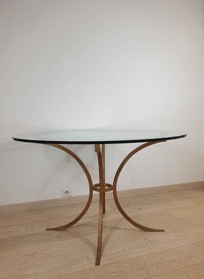 null TABLE A MANGER with circular glass top, cast-iron base with gilded patina and...