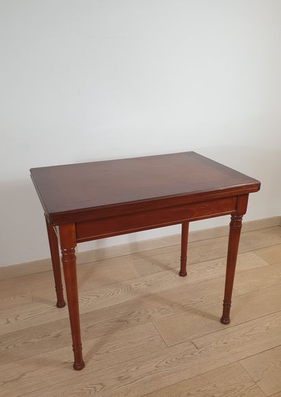 null Rectangular shutter table in mahogany and mahogany veneer. Straight waistband,...